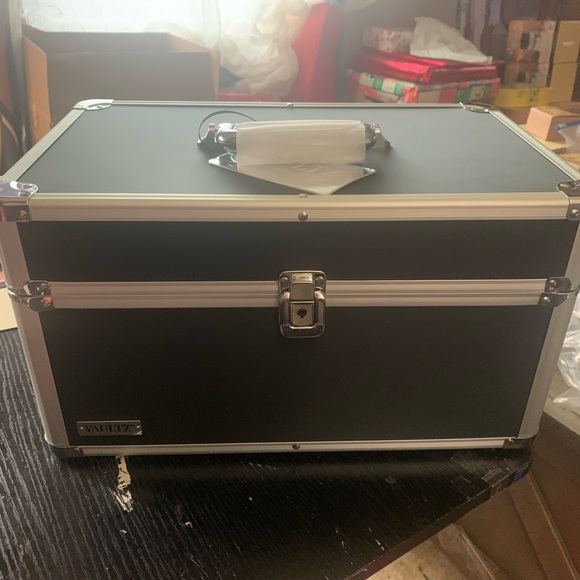 Vaultz Make Up Cosmetics Lockable Train - Picture 3 of 6